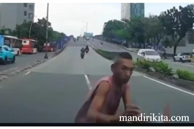 Viral! Pria Tabrakkan Diri ke Mobil di Tanah Abang